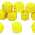 Stippen dobbelstenen 18 mm geel 10 stuks.
