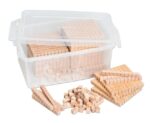 Houten kubussen in plastic doos
