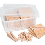 Houten kubussen in plastic doos