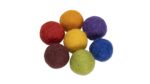 Regenboogkleurige vilten ballen