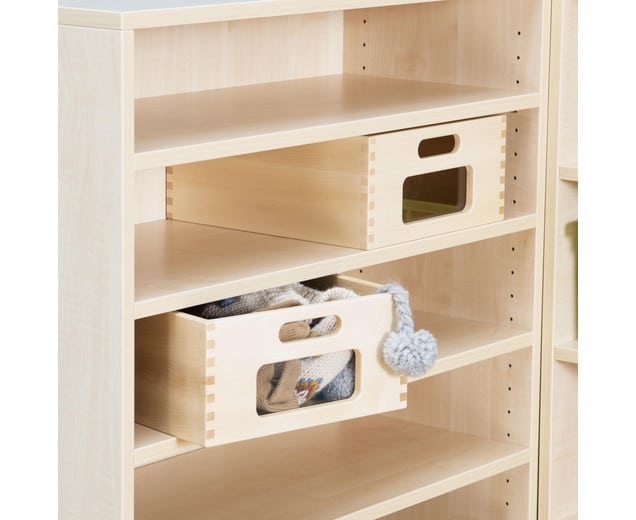 764655_r-XL.jpg Houten opbergkisten in een kast, met open en gesloten vakken, ideaal voor kinderopvang en speelhoeken.