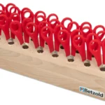 Schaarset met 16 puntige scharen in een houten standaard