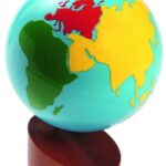 Globe met gekleurde werelddelen en losse bol