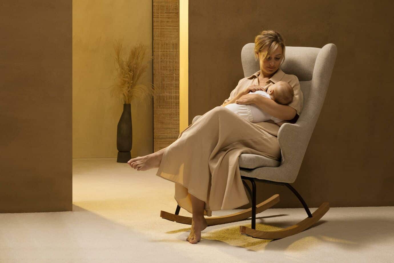 Voedingstoel-beige-sfeer_2.jpg Voedingsstoel Rocking Baby - Afbeelding 1